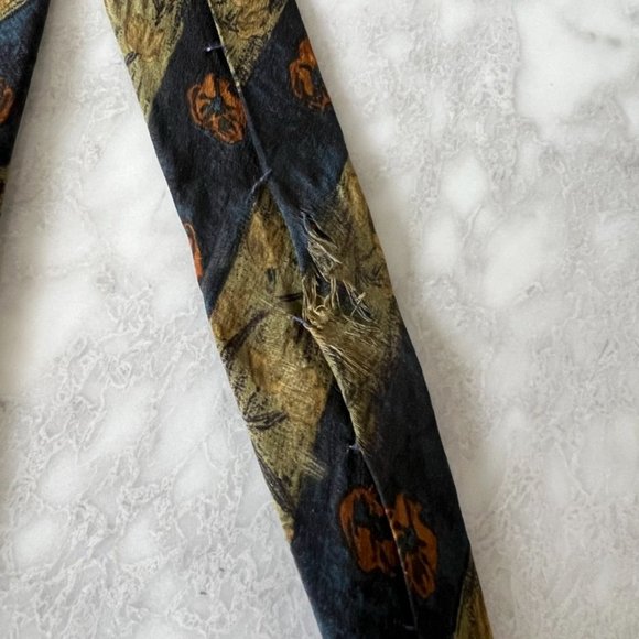 Silk Valentino Tie - Picture 5 of 7